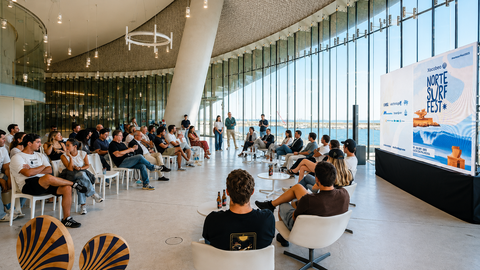 Representantes institucionais, organizaci&oacute;n e deportistas durante a presentaci&oacute;n da terceira edici&oacute;n do Xacobeo Norte Surf Fest, que incorpora por primeira vez unha proba da World Surf League.