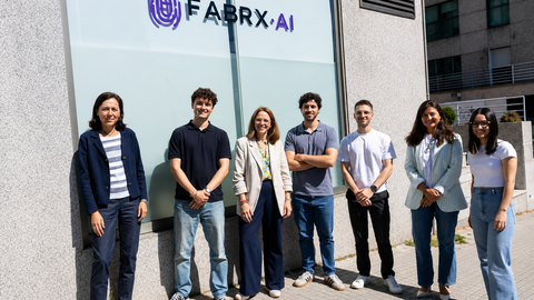 La directora de la Axencia Galega de Innovaci&oacute;n, Carmen Cotelo, durante su visita a las instalaciones de FABRX AI en Santiago, junto a investigadores y responsables de la compa&ntilde;&iacute;a, que trabaja en el desarrollo de medicamentos personalizados mediante impresi&oacute;n 3D.
