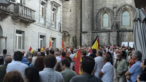 La plaza ante el Concello reuni&oacute; a numerosos tudenses en una movilizaci&oacute;n convocada coincidiendo con el D&iacute;a de Ceuta.