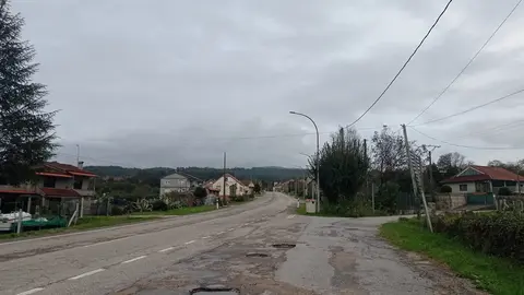 Unha estrada nacional atravesando directamente un n&uacute;cleo habitado, sen unha separaci&oacute;n clara entre o espazo viario e o veci&ntilde;al.
