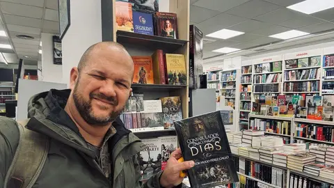 V&iacute;ctor Hugo P&eacute;rez Gallo, escritor y profesor de escritura creativa, con un ejemplar de su &uacute;ltima novela, "Confabulados con Dios", publicada por Edhasa.