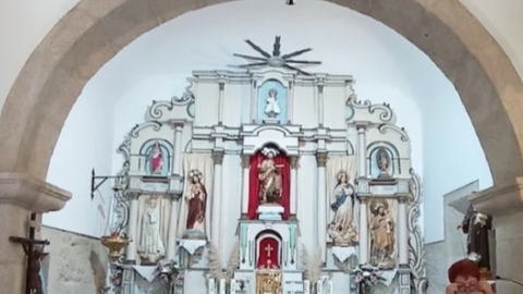 Vista do interior da igrexa de A Lamosa cara ao altar maior, presidido por San Bartolomeu e enriquecido ao longo do tempo con imaxes e elementos de diferentes &eacute;pocas.