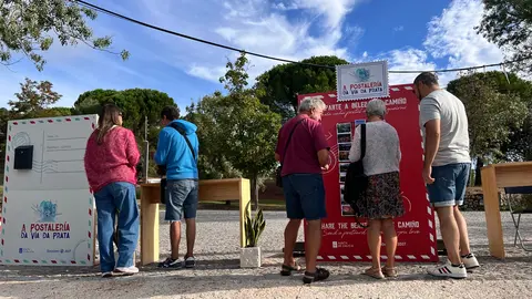Vecinos y visitantes se acercan a "A Postaler&iacute;a da V&iacute;a da Prata" en Monterrei para escoger las im&aacute;genes que convertir&aacute;n en mensajes con destino a distintos lugares de Espa&ntilde;a y del mundo.