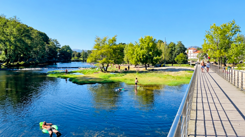 La Praia Fluvial do Pontilh&atilde;o da Valeta, en Arcos de Valdevez, invita a disfrutar de las aguas del r&iacute;o Vez en un entorno natural que acaba de ser reconocido entre los mejores de Portugal.