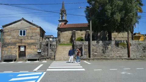 Entorno de la iglesia de Sangui&ntilde;eda, en Mos, donde se ejecutar&aacute; el proyecto de humanizaci&oacute;n que recuperar&aacute; espacios para el peat&oacute;n y mejorar&aacute; la accesibilidad y la seguridad vial.