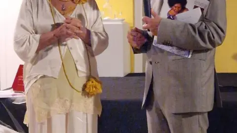 Bernardo Reis, proveedor de la Santa Casa da Miseric&oacute;rdia de Braga, felicita y agradece a Carmen Touza su labor altruista y su compromiso con la dimensi&oacute;n social de &lsquo;Or&aacute;culo 2&rsquo;.