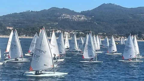 Cerca de un centenar de regatistas tomaron el campo de regatas de las Islas C&iacute;es en la primera jornada del Open de Espa&ntilde;a ILCA de la Semana Abanca. CARLOS SARDI&Ntilde;A