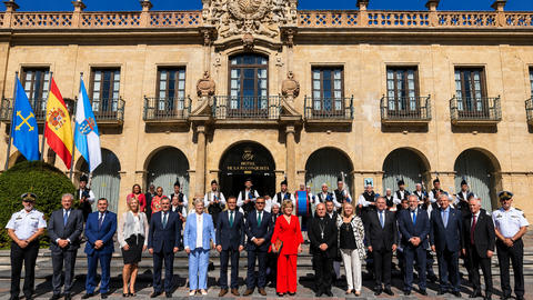 Foto de familia de los participantes en los actos del 31 aniversario de la asociaci&oacute;n D&iacute;a de Galicia en Asturias, celebrados en Oviedo.