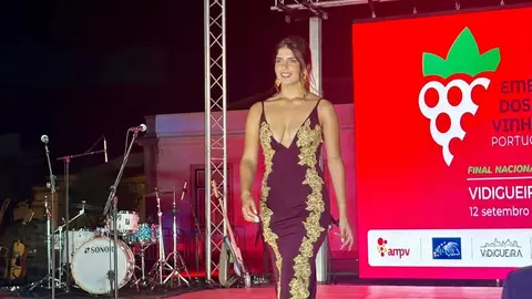 Beatriz Silva durante su desfile con traje de ceremonia en la gala de elecci&oacute;n de la Embajadora de los Territorios Vitivin&iacute;colas.