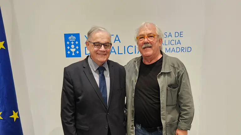 Alberto Barciela con un miembro del grupo Milladoiro.