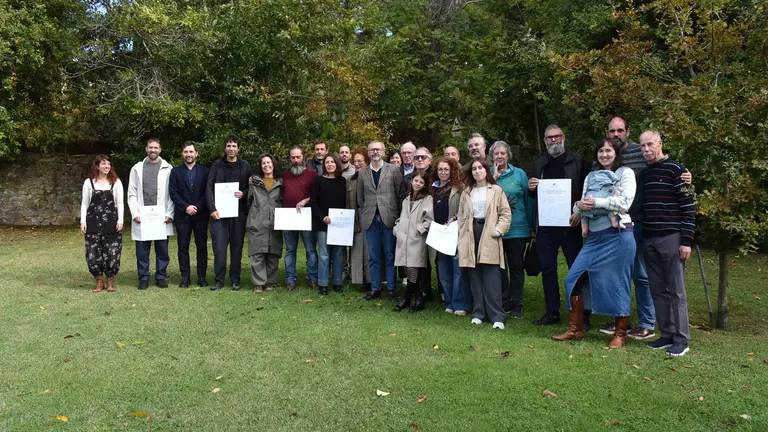 Los galardonados del Premio Juana de Vega de Intervenciones en el Paisaje 2025, junto al jurado y representantes de la Fundación, posan al aire libre tras la entrega de los reconocimientos a los proyectos que mejoran y embellecen el territorio gallego con criterios de sostenibilidad y respeto al entorno.