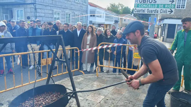 Un asador de castañas muestra su labor tradicional ante las autoridades durante la XXX Feria de la Castaña y del Champiñón de Riós.