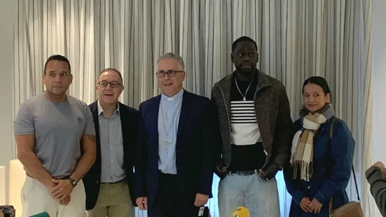 (De esq. a dta.) Antonio, marinro-pescador acompañado por Stella Maris de Vigo; Jesús M. Carracedo, vigario de Economía; Mons. Antonio Valín, bispo de Tui-Vigo; Birama Ndong, marinero-pescador acompañado por Stella Maris de Vigo; María Isabel Barrios, usuaria do proxecto Clara da diócese de Tui-Vigo.