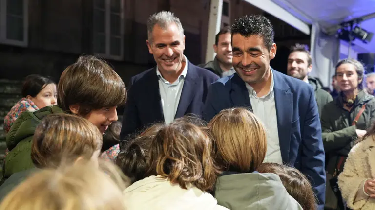 O presidente da Deputación, Luis López, compartindo o acendido do Nadal con nenos e nenas no Pazo provincial, nun acto marcado pola ilusión e o espírito festivo.
