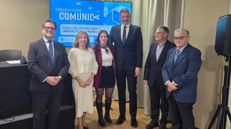 Representantes institucionales, académicos y de la Asociación de Periodistas de Galicia tras la presentación del informe “O estado da innovación na comunicación en Galicia”, incluido en el nuevo número de la revista “Comunica”.
