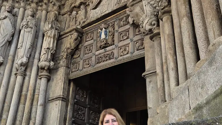 A catedr&aacute;tica da USC Marta Cend&oacute;n Fern&aacute;ndez, diante da portada da catedral de Santa Mar&iacute;a de Tui, que protagonizar&aacute; a conferencia inaugural do ciclo polo 800 aniversario da s&uacute;a consagraci&oacute;n.