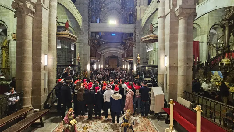 Los coros infantiles participantes llenan de villancicos la Catedral de Tui durante el Concurso de Panxoli&ntilde;as, una de las citas navide&ntilde;as m&aacute;s tradicionales de la ciudad.