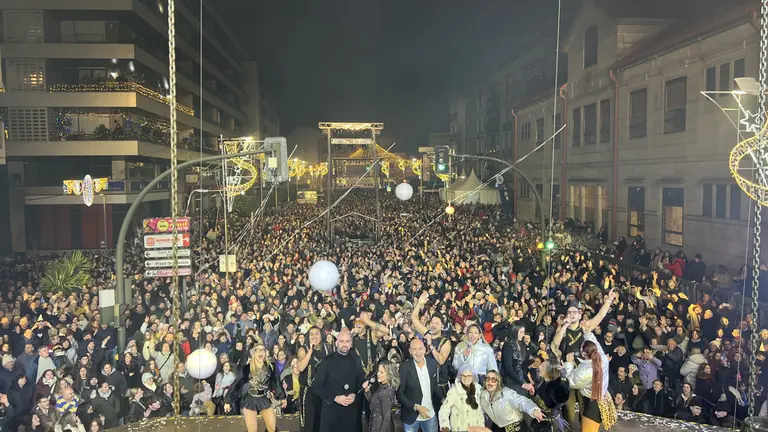 Miles de personas llenan la calle Domingo Bueno durante el Pre-fin de A&ntilde;o de O Porri&ntilde;o, en una imagen tomada desde el escenario que refleja la magnitud y el ambiente festivo de una noche hist&oacute;rica.