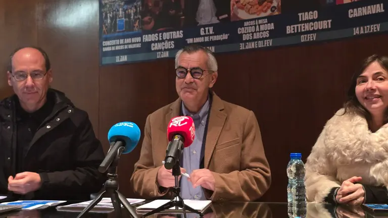 Nuno Soares, director da Casa das Artes; Oleg&aacute;rio Gon&ccedil;alves, alcalde de Arcos de Valdevez; y Emilia Cerdeira, primera teniente de alcalde