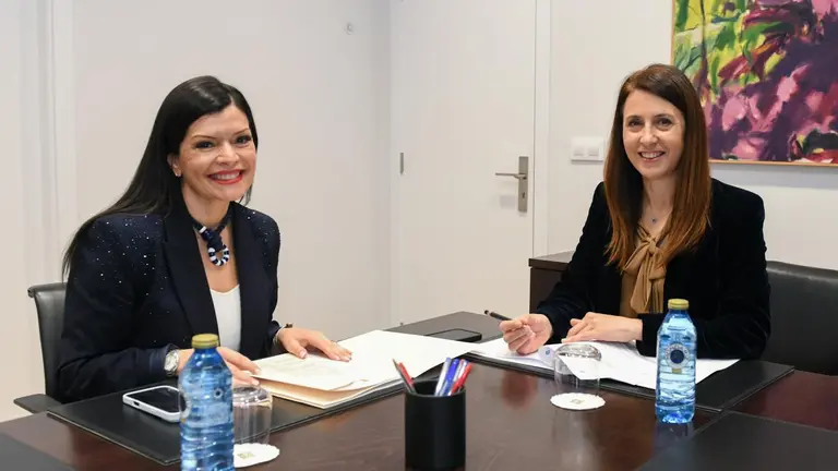 La conselleira do Medio Rural, Mar&iacute;a Jos&eacute; G&oacute;mez, y la alcaldesa de Mos, Nidia Ar&eacute;valo, durante la reuni&oacute;n celebrada este mediod&iacute;a para impulsar la promoci&oacute;n del vino rosado gallego en la Festa da Rosa 2026 y avanzar en mejoras de caminos rurales con apoyo de la Xunta.