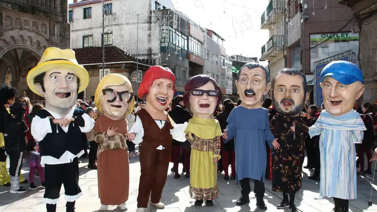 Participantes no Entroido de O Porri&ntilde;o lucindo cabezudos e personaxes populares polas r&uacute;as do centro, nun desfile marcado pola creatividade e o bo ambiente.