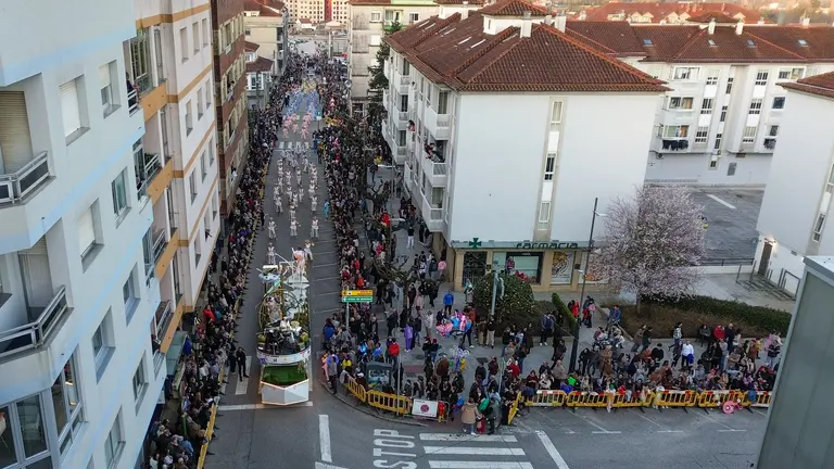 La comparsa &ldquo;2030 do Porvir&rdquo;, de la Asociaci&oacute;n Carnavales de Ma&ntilde;ufe (Gondomar), vencedora absoluta del Entroido de Tui 2026, durante su desfile ante miles de personas en las calles de la ciudad.