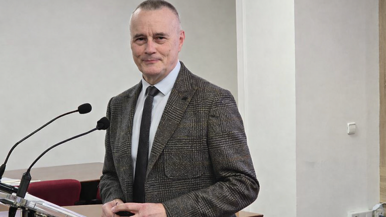 Jorge Cebreiros, presidente de la Confederaci&oacute;n de Empresarios de Pontevedra (CEP), durante su intervenci&oacute;n en el encuentro informativo con los medios.