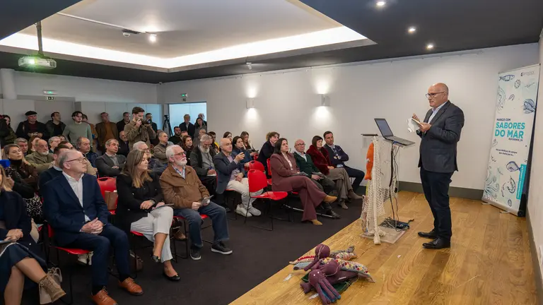 El alcalde de Esposende, Carlos Silva, interviene en la presentaci&oacute;n oficial del evento ante representantes institucionales, restauradores y p&uacute;blico asistente.