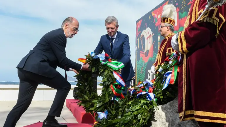 Alfonso Rueda participa na tradicional ofrenda floral aos p&eacute;s da estatua de Mart&iacute;n Alonso Pinz&oacute;n no Paseo Pinz&oacute;n, durante a cerimonia inaugural da Arribada.
