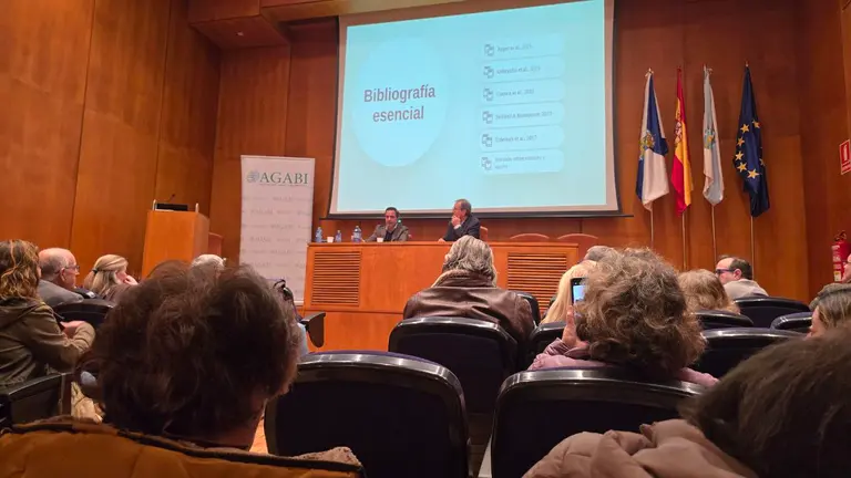 El auditorio del Colegio de M&eacute;dicos de Pontevedra acogi&oacute; la conferencia de 'Aborto y salud integral de la mujer: evidencias, riesgos y oportunidades de prevenci&oacute;n'.