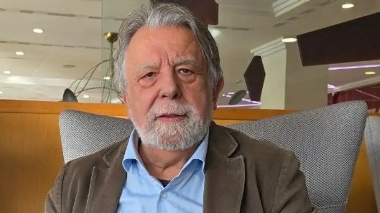 Alfredo Conde, retratado durante la conversaci&oacute;n en la que repasa su trayectoria literaria y period&iacute;stica.