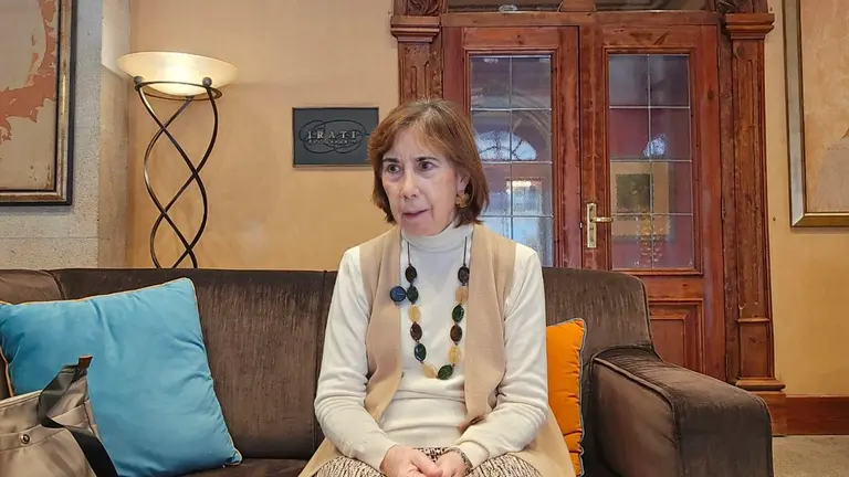 Isabel Coma, durante la entrevista, en la que repasa el proceso de escritura de su obra sobre el obispo Eijo Garay.