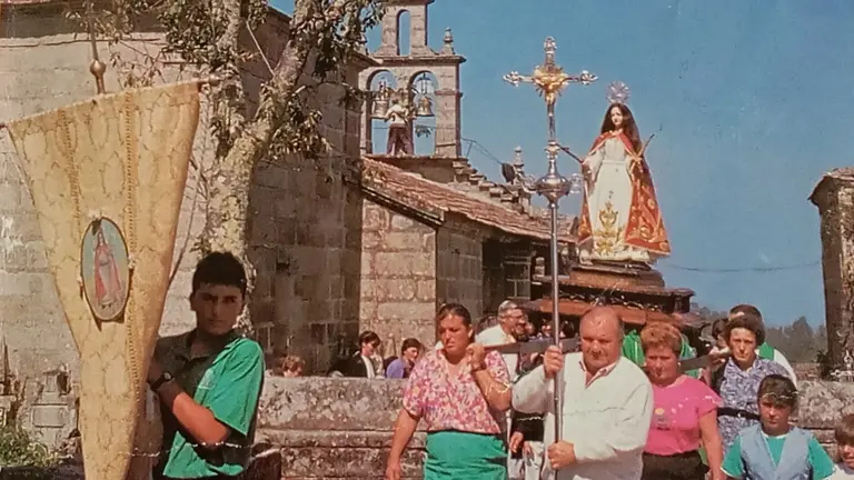 A imaxe de Santa Mari&ntilde;a, patroa da parroquia, sae en procesi&oacute;n acompa&ntilde;ada polos veci&ntilde;os e veci&ntilde;as, nunha das celebraci&oacute;ns m&aacute;is emblem&aacute;ticas e sentidas da comunidade.