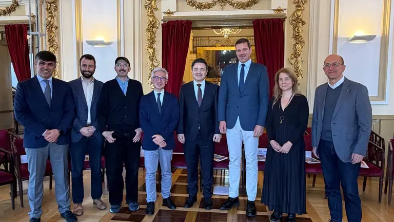 Autoridades galegas e portuguesas tras a firma do protocolo de cooperaci&oacute;n entre o Centro Dram&aacute;tico Galego e o Teatro Nacional S&atilde;o Jo&atilde;o, nun acto celebrado no Porto que reforza a alianza cultural na eurorrexi&oacute;n.