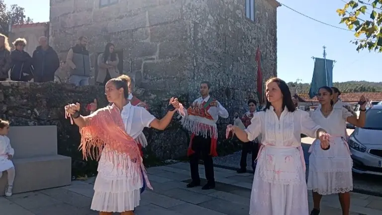 Danzantes da tradicional Danza Branca de Prado da Canda inician a procesi&oacute;n polas r&uacute;as da parroquia, nun dos momentos m&aacute;is simb&oacute;licos desta expresi&oacute;n ritual e identitaria. A. OUTERELO.