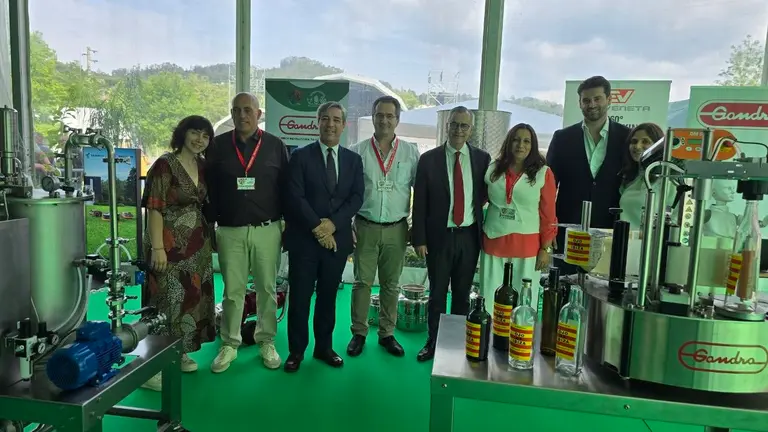 Representantes institucionales y empresariales visitan uno de los stands industriales durante la primera jornada de Expovez en Arcos de Valdevez.