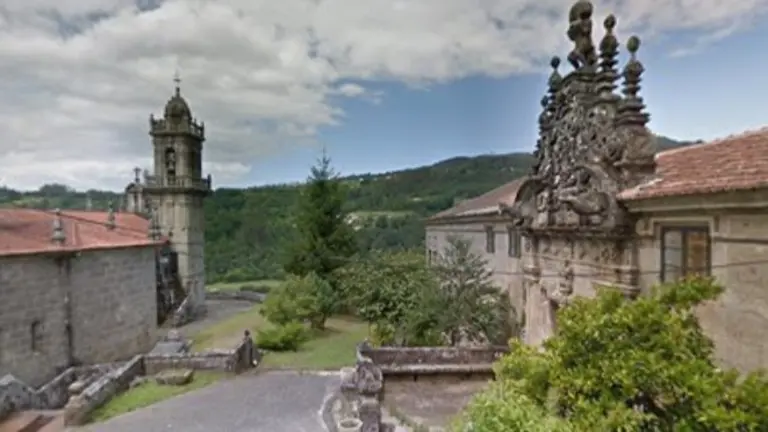 Vista del conjunto abacial y barroco de Barcia de Mera, uno de los principales referentes patrimoniales de la parroquia, formado por la iglesia parroquial y el pazo abacial.