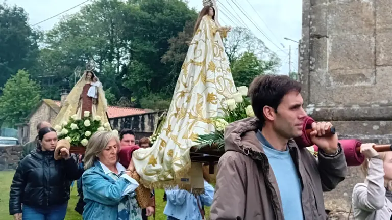 Procesi&oacute;n coa imaxe da Virxe da Santa Cruz e outras parroquias participantes polas inmediaci&oacute;ns do santuario, nun acto multitudinario de devoci&oacute;n en Covelo.
