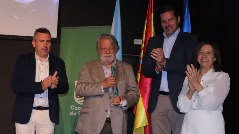 De esquerda a dereita, o alcalde de Bri&oacute;n, Pablo Lago; o escritor Alfredo Conde, Premio Jos&eacute; Lu&iacute;s Alvite 2026; o conselleiro de Cultura, Lingua e Xuventude, Jos&eacute; L&oacute;pez Campos; e a presidenta da Asociaci&oacute;n de Periodistas de Galicia, Mar&iacute;a M&eacute;ndez, durante o acto de entrega celebrado en Bri&oacute;n.
