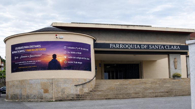 Cartel en la fachada del templo vigu&eacute;s invitando a conocer a Jesucristo.