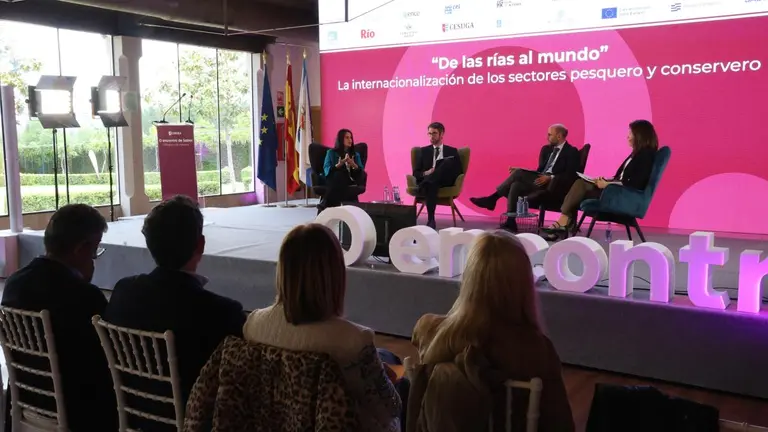 Mesa redonda celebrada en el marco del Encontro Sober 2026 bajo el t&iacute;tulo &ldquo;Das r&iacute;as ao mundo&rdquo;, centrada en la internacionalizaci&oacute;n de los sectores pesquero y conservero gallegos y en los retos de competitividad y sostenibilidad de la cadena mar-industria.