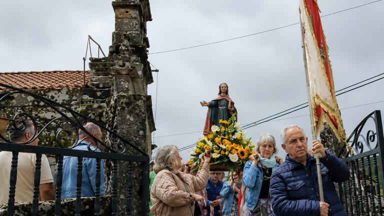 Inicio da tradicional romar&iacute;a de San Bernab&eacute; na parroquia da Gra&ntilde;a, unha das celebraci&oacute;ns relixiosas e populares m&aacute;is emblem&aacute;ticas da Serra do Su&iacute;do.