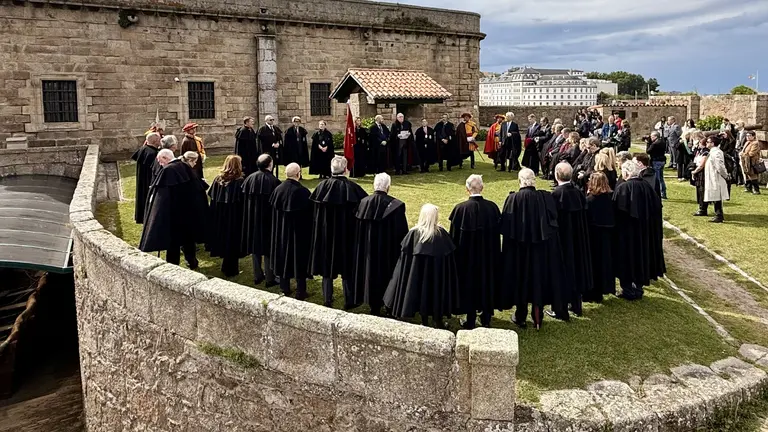 Los miembros de la Real Orden de Caballeros de Mar&iacute;a Pita posan tras el acto de investidura celebrado en la Venerable Orden Tercera de A Coru&ntilde;a.