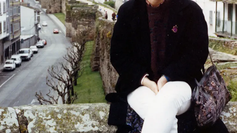 Bego&ntilde;a Caama&ntilde;o na Muralla de Lugo. RAG.