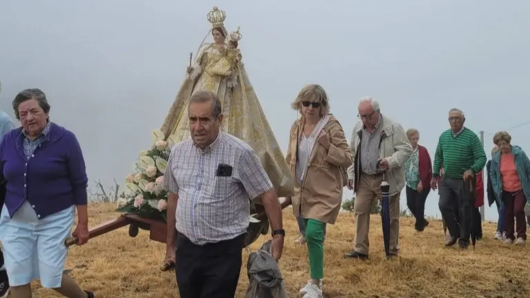 A tradicional subida da Virxe da Gu&iacute;a ata a s&uacute;a capela, unha romar&iacute;a cargada de fe, emoci&oacute;n e fonda devoci&oacute;n popular no coraz&oacute;n do Pi&ntilde;eiro.