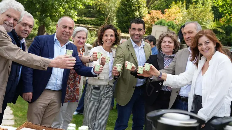 Representantes institucionales y participantes brindan con infusiones de T&eacute;Areeiro durante la celebraci&oacute;n del D&iacute;a Internacional del T&eacute; en la Estaci&oacute;n Fitopatol&oacute;gica de Areeiro, en Pontevedra.