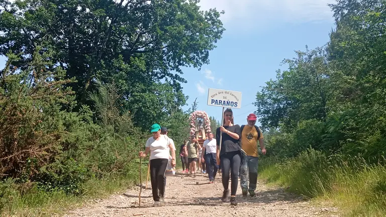 Romeiros da parroquia de Para&ntilde;os iniciaron a tradicional subida &aacute; Franqueira acompa&ntilde;ando a s&uacute;a imaxe relixiosa polos cami&ntilde;os de monte nunha das escenas m&aacute;is simb&oacute;licas das Pascuillas.
