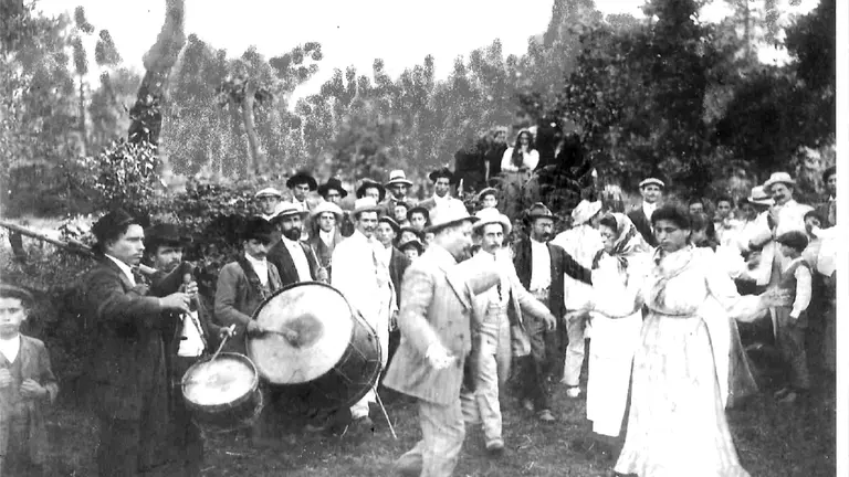 Foto da treboada liderada polo gaiteiro Benito Moure, avo dun dos gaiteiros da actual treboda Arroutada. Fonte: Publicaci&oacute;n 2&ordm; Encontro Internacional de Grupos
Tradicionais de M&uacute;sica