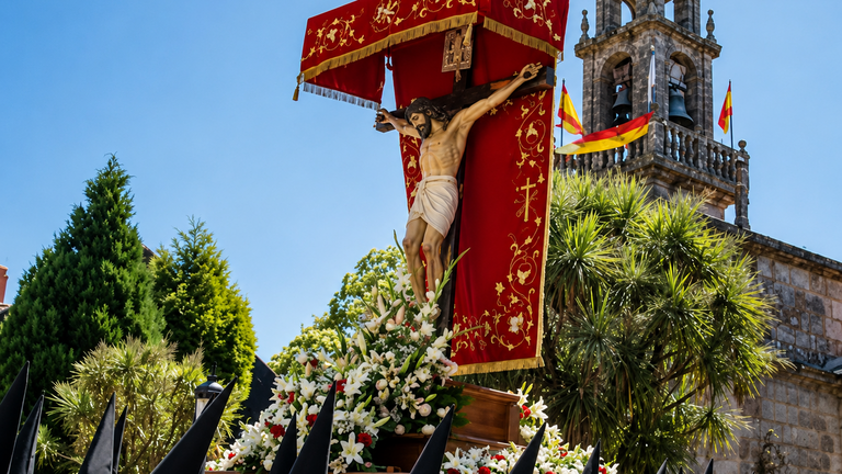 Festividade do Cristo da Agon&iacute;a en A Ca&ntilde;iza, coa imaxe procesional portada polos costaleiros diante da igrexa parroquial, nun dos actos relixiosos m&aacute;is emblem&aacute;ticos e multitudinarios das festas patronais. A. OTEIRELO.