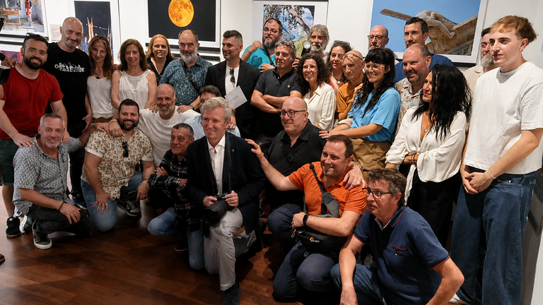 Participantes na inauguraci&oacute;n da segunda edici&oacute;n da exposici&oacute;n &ldquo;A Galicia in&eacute;dita. Unha ollada diferente do fotoxornalismo galego&rdquo;, no Colexio de Fonseca, en Santiago de Compostela, co presidente da Xunta, Alfonso Rueda.